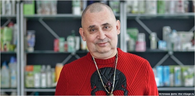 Andrei Trubnikov na pozadí tovaru