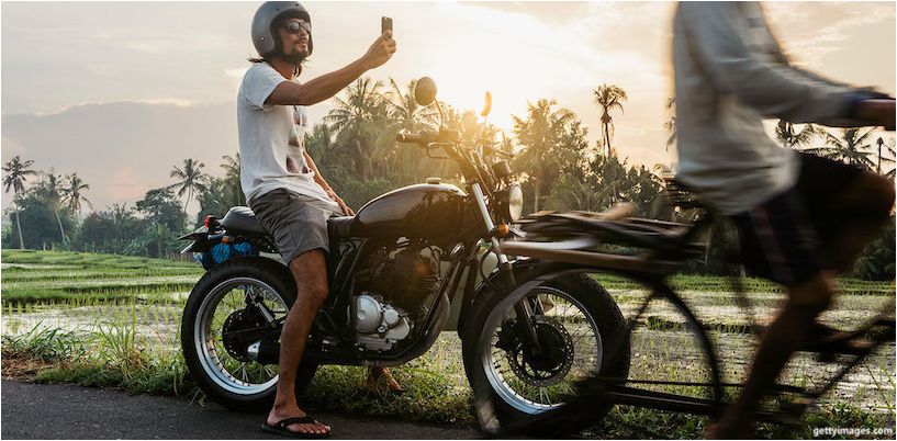 turista na bicykli robí selfie v bali