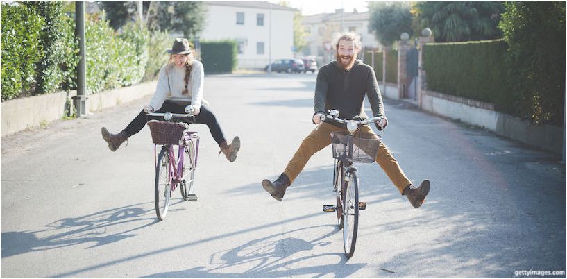 chlap s dievčaťom na bicykli