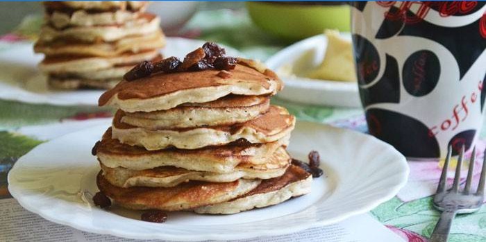 Klasické palacinky s banánmi a sušeným ovocím