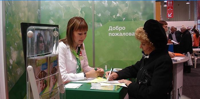 Žena vypĺňa dokumenty v kancelárii banky