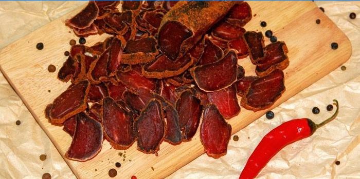 Hotový jamon, nakrájaný na plátky