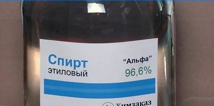 Etylalkohol v sklenenej fľaši