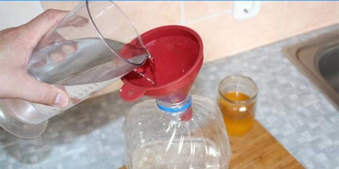 Proces miešania alkoholu s vodou