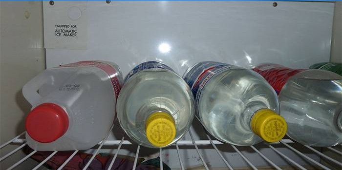 Domáce fľašky vodky v chladničke
