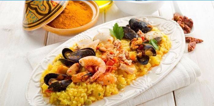 Paella s ryžou, šafranom a morskými plodmi