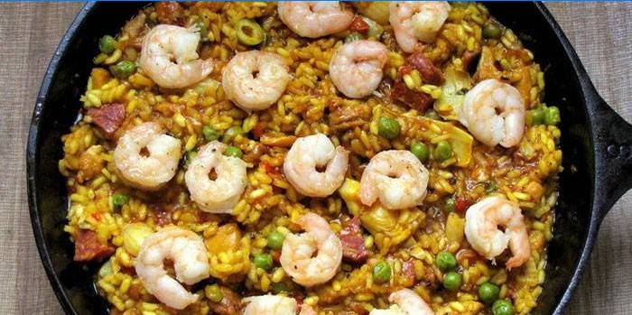 Paella s mäsom a krevetami na panvici