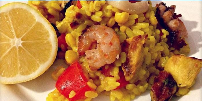 Paella s kuracím mäsom a morskými plodmi na tanieri