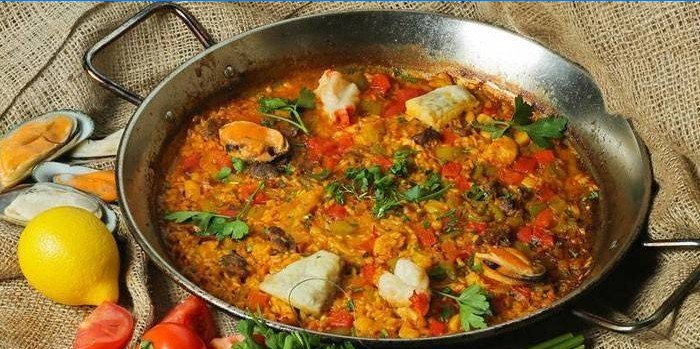 Paella s rybami a šampiňónmi na panvici