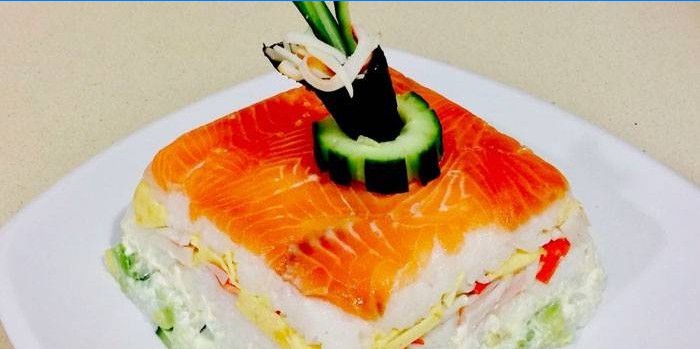 Sushi šalát s uhorkou, červenými rybami a syrom Philadelphia