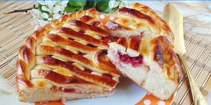 Charlotte plnená jablkami a čerešňami