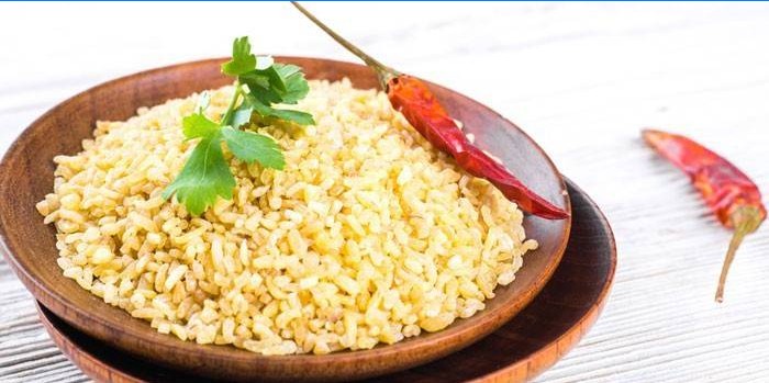 Varený sypký bulgur na tanieri