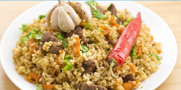 Pripravená pilaf s meow a bulgur
