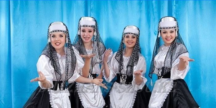 Dievčatá v židovských národných krojoch