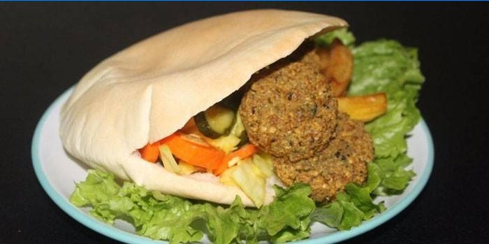 Pita so šalátom a falafels