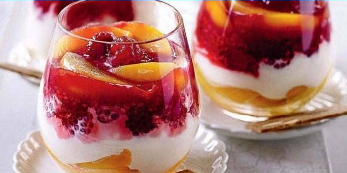 Ovocný a bobuľový šalát s mascarpone