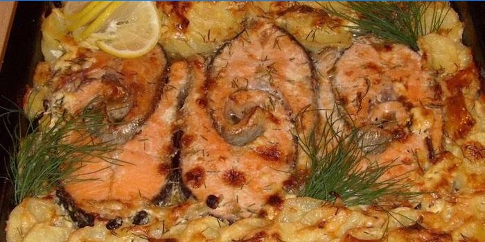 Kusy ružového lososa so zemiakmi a citrónom