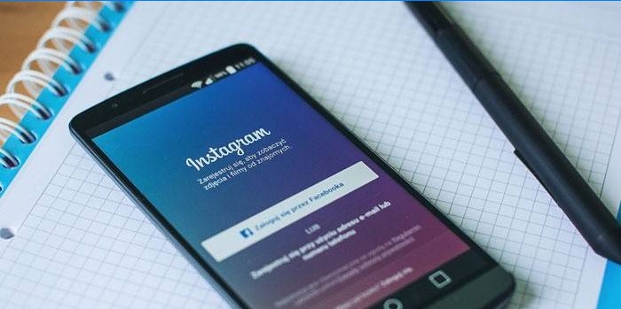 Aplikácia Instagram na telefóne, notebooku a peru