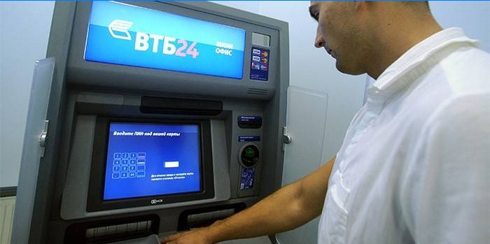 Muž blízko bankomatu VTB 24