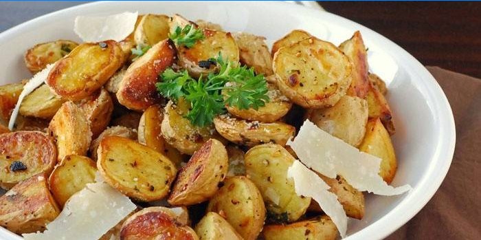 Rustikálny parmezánový tanier so zemiakmi