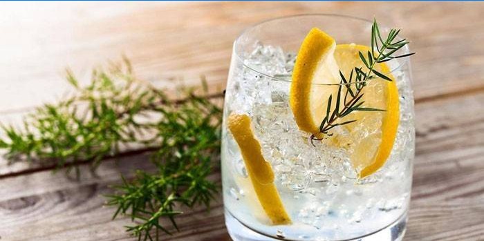 Gin a tonický kokteil