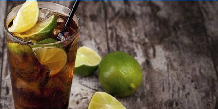 Cuba libre cocktail v pohári s limetkou