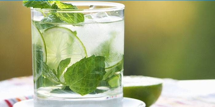 Mojito koktail v pohári s limetkou a mätou