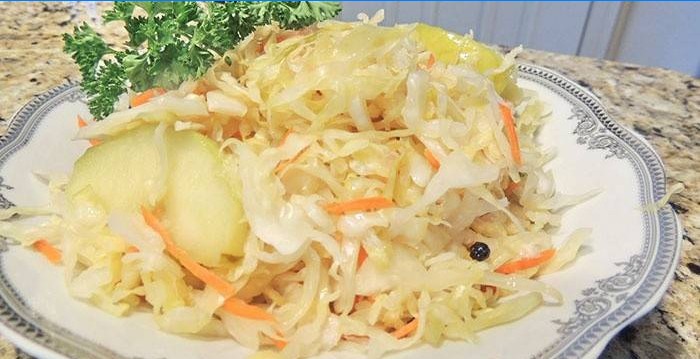 Kyslá kapusta s mrkvou a jablkami