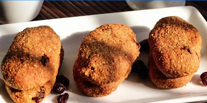 Raisin cookies na tanieri