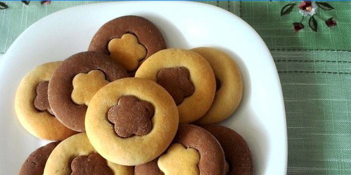 Dvojfarebné cookies na tanieri