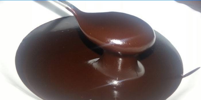 Čierna čokoládová ganache na tanieri