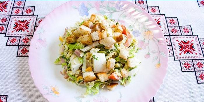 Šalát s pekingskou kapustou a sušienkami