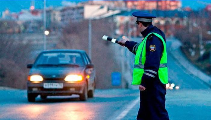 Auto zastaví dôstojník dopravnej polície