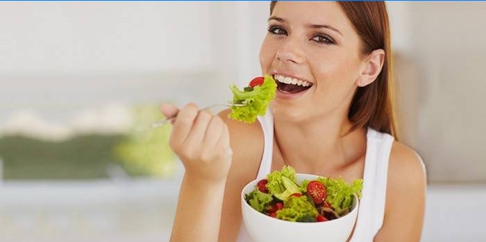 Dievča v treťom mesiaci tehotenstva jej konzumuje vitamínový šalát