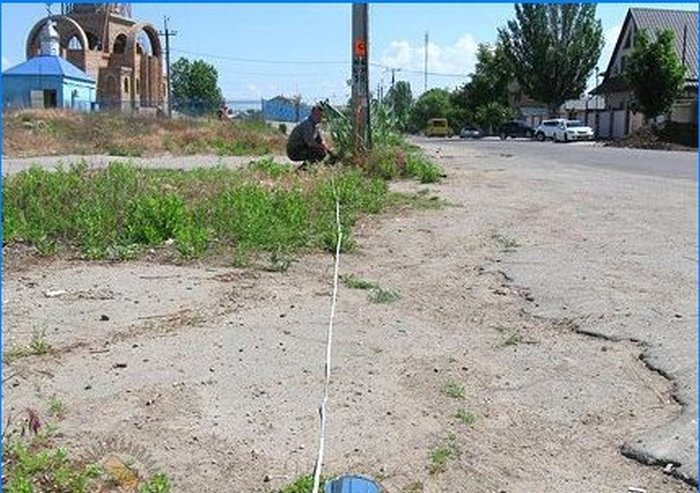 Aplikovaná geodézia. Výška sa meria ceruzkou, zrkadlom alebo balónom