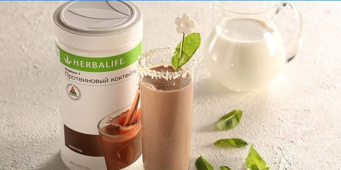 Proteínový proteín Herbalife sa trepe v pohári a je pripravený v pohári