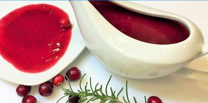 Pikantná brusnicová omáčka v omáčke a doske