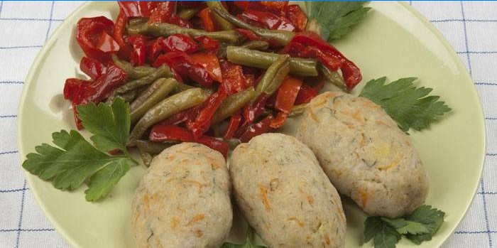 Aljašská pollock kotlety a nakladaná zelenina na tanieri