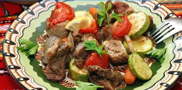 Pečená zelenina s plátkami bravčového mäsa