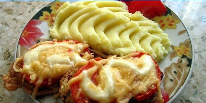 Francúzske mäso s zemiakovou kašou na tanieri