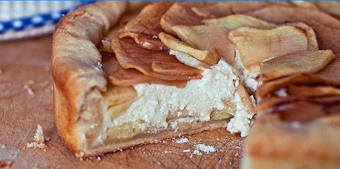 Koláč z listového cesta s tvarohovou náplňou a jablkami