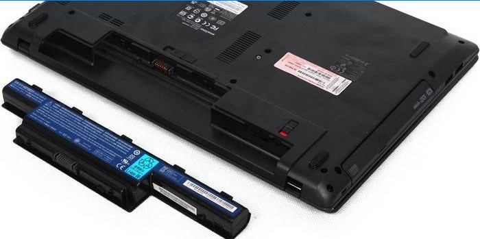 Laptop s vybratou batériou