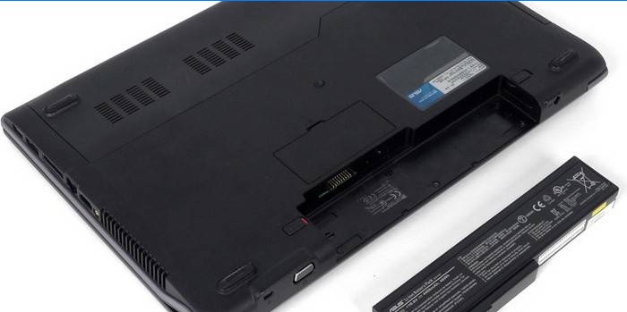 Laptop s vybratou batériou