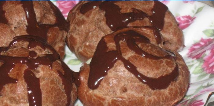 Čokoládové profiteroly na tanieri