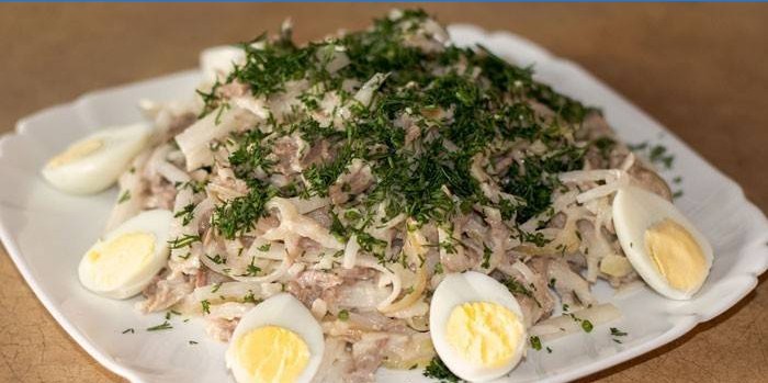 Hotový šalát z vareného mäsa a daikon