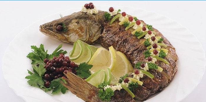 Plnené Pikeperch na tanieri