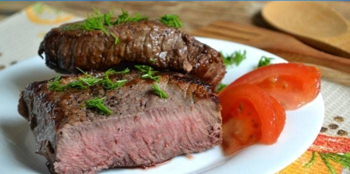 Hovädzí steak so stredne studeným hovädzím mäsom