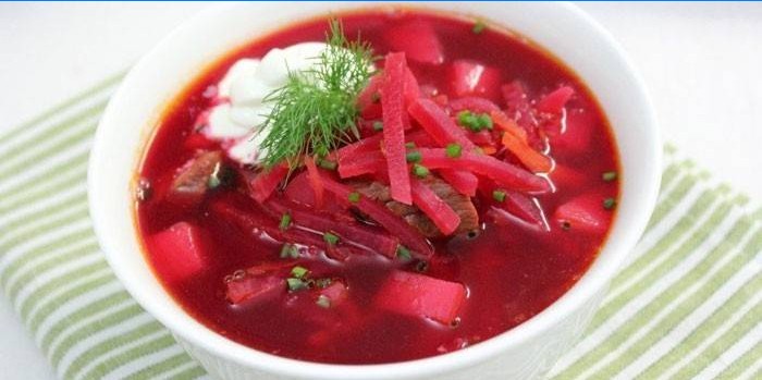 Borsch na hovädzom vývare so zakysanou smotanou