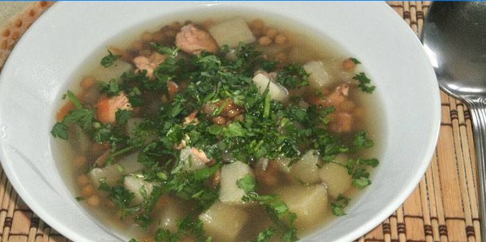 Horúca šošovica so zemiakmi a bylinkami