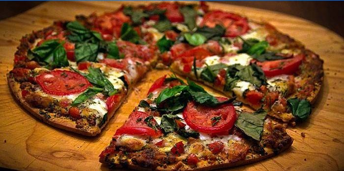 Tenká pizza s paradajkovou a mozzarellovou náplňou a bazalkou